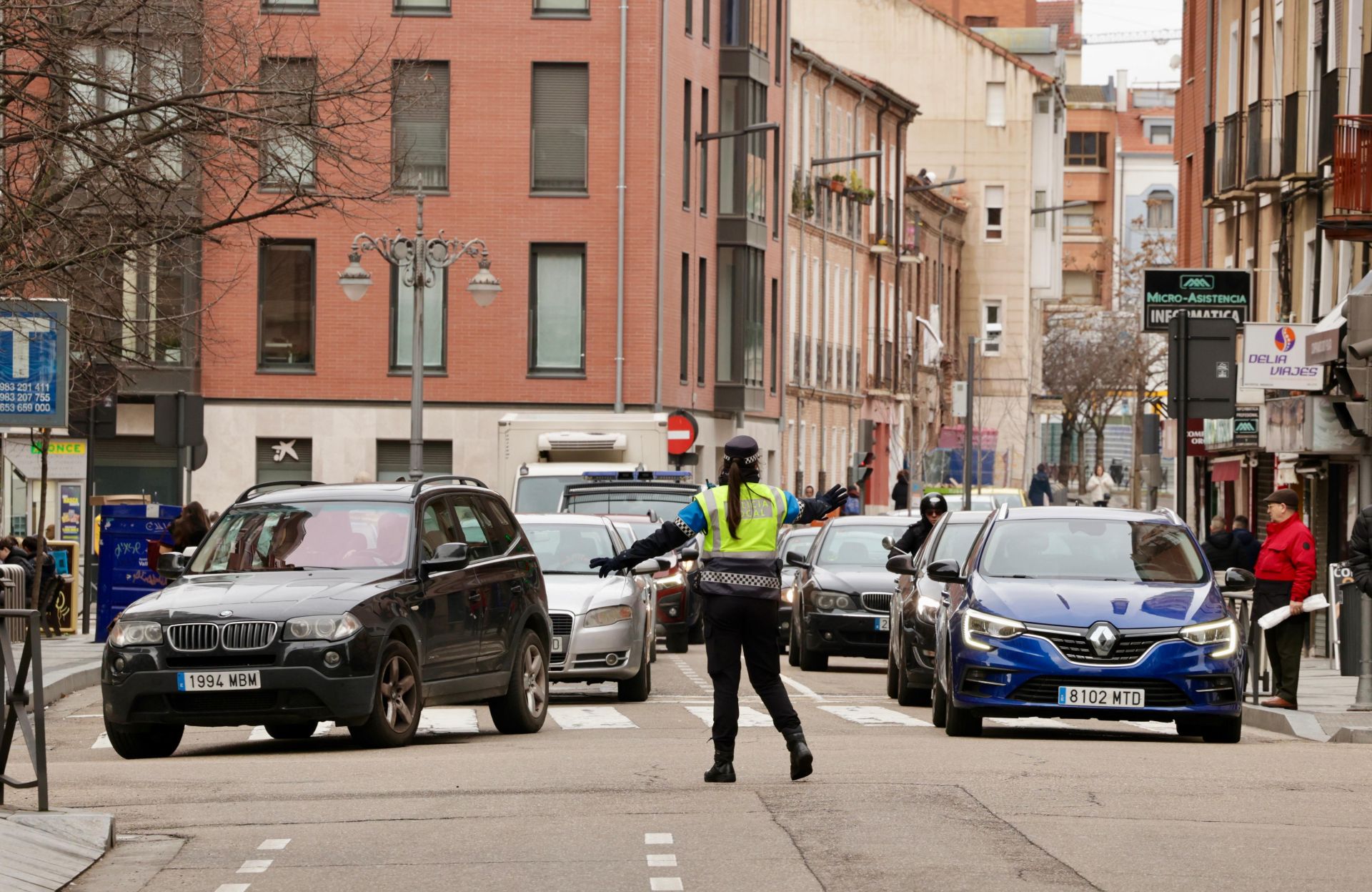 Un agente de Policía controla el tráfico en Cruz Verde, donde los vehículos se ven obligados a girar hasta Circular por el cierre de Alonso Pesquera.