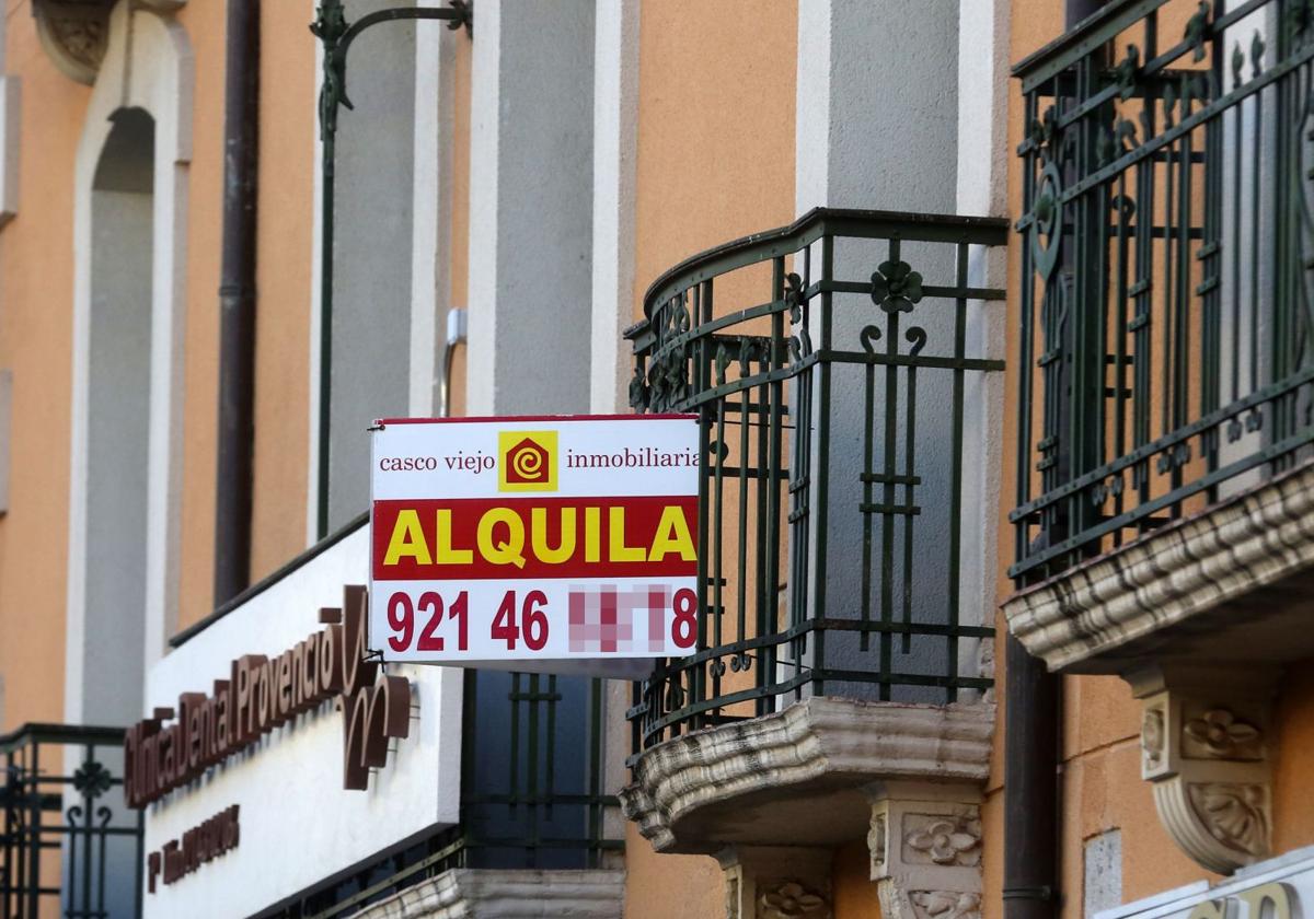 Un cartel de 'se alquila' colgado del balcón de una vivienda en la capital segoviana.