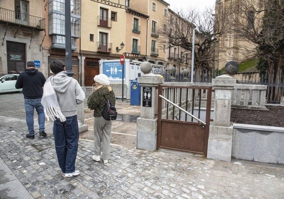 Aseos públicos de la Plaza Mayor cerrados. Al fondo, los portátiles de la calle San Frutos.