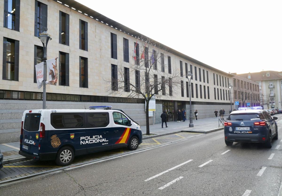 Policía Nacional en las inmediaciones de los Juzgados de lo Penal, donde este martes se ha celebrado el juicio contra el joven.