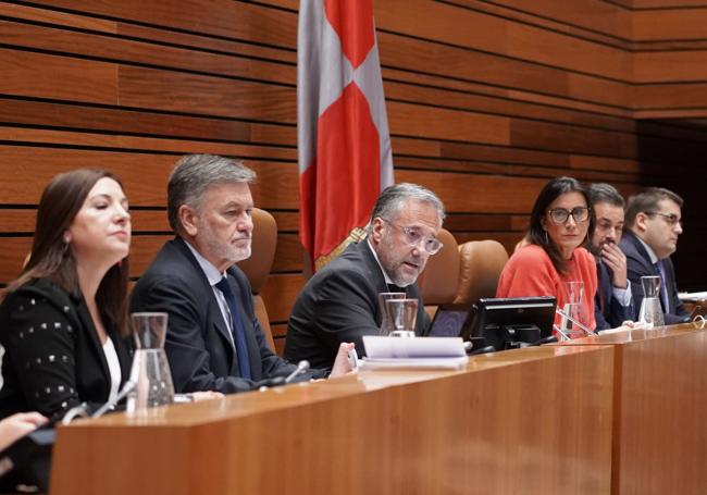 Miembros del PP y del PSOE, con Pollán, en la Mesa de las Cortes, acompañado del letrado mayor, en un pleno.