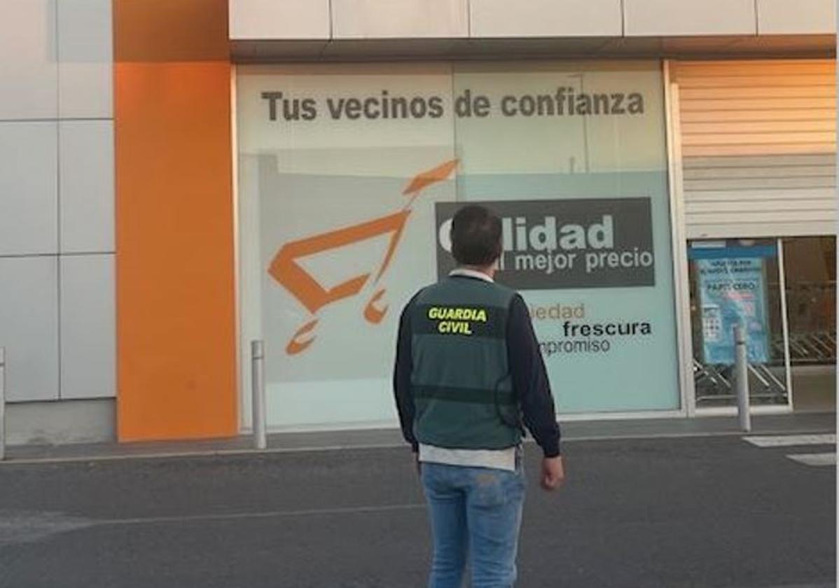 Un agente de la Guardia Civil, frente a un supermercado de Olmedo.