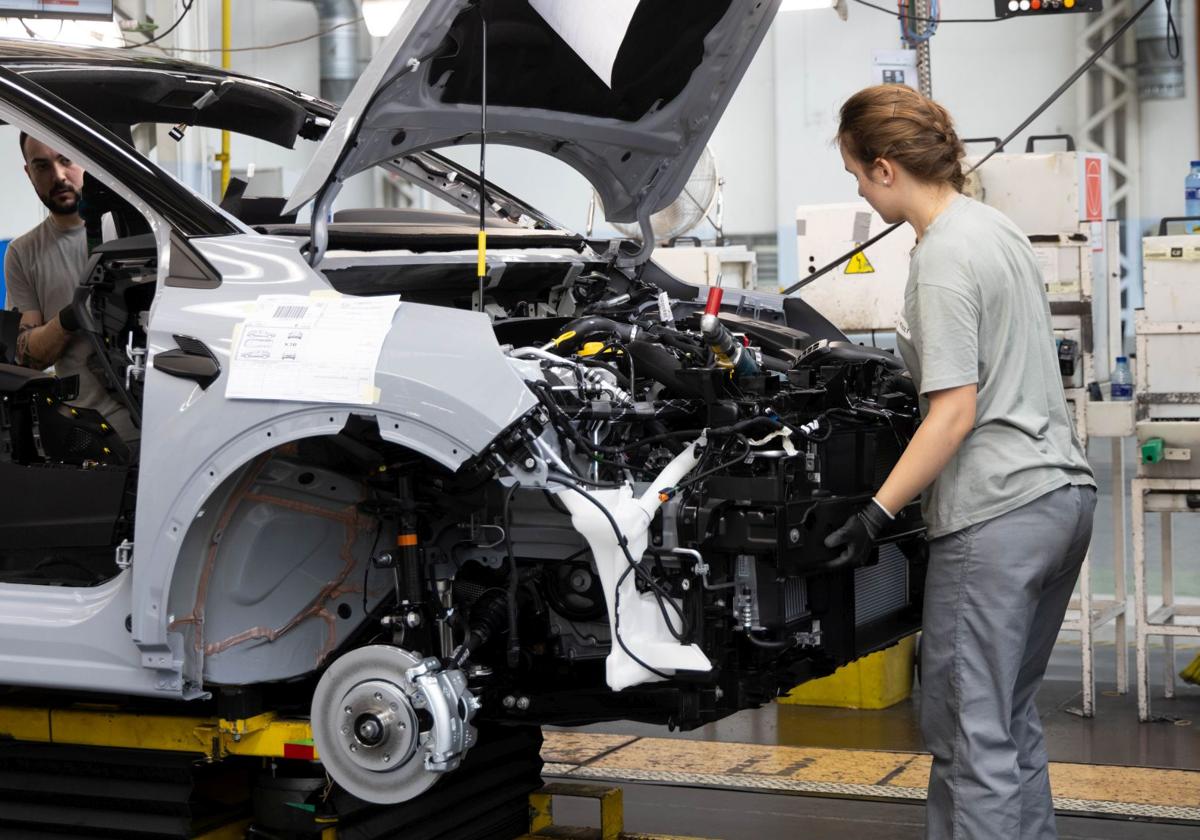 Una joven trabajadora en la línea de ensamblaje del Renault Captur en Valladolid.