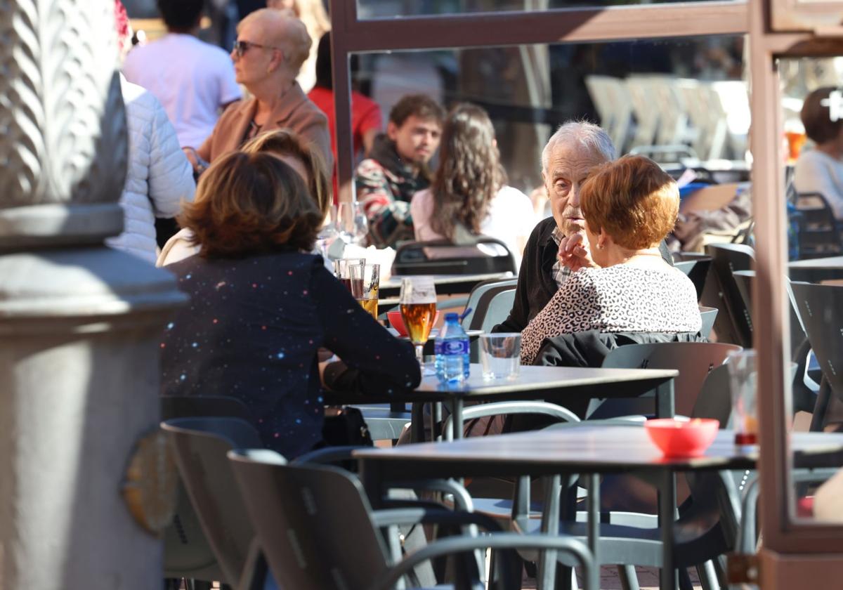 Clientes en una terraza del centro de Valladolid el pasado noviembre.