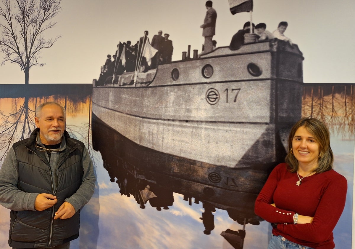 Fernando Fradejas y Virginia Asensio, junto a una foto antigua del Canal de Castilla