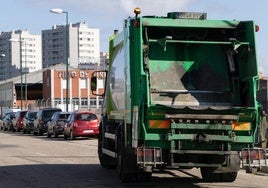 Un camión de la basura del Ayuntamiento recorre el polígono de Argales.