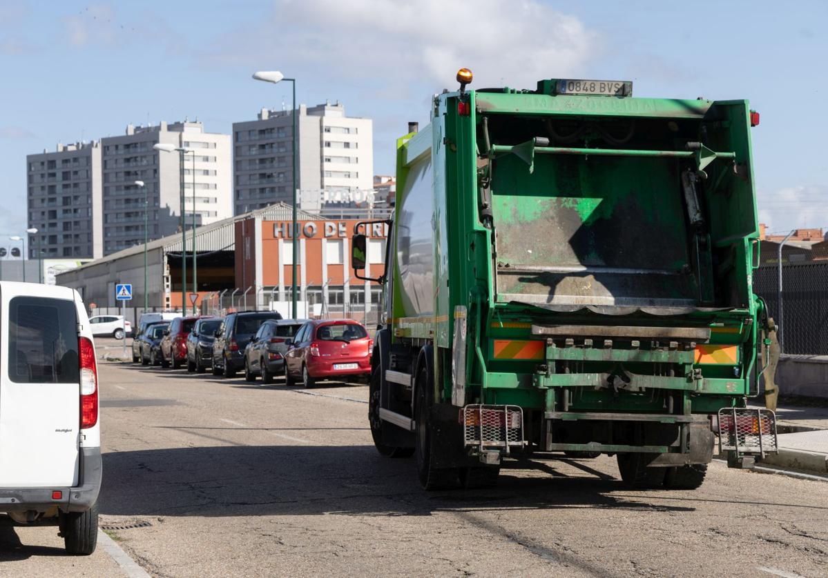 Un camión de la basura del Ayuntamiento recorre el polígono de Argales.