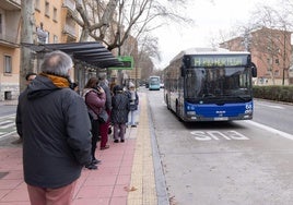 Usuarios de Auvasa esperan al autobús en la parada frente a El Corte Inglés.