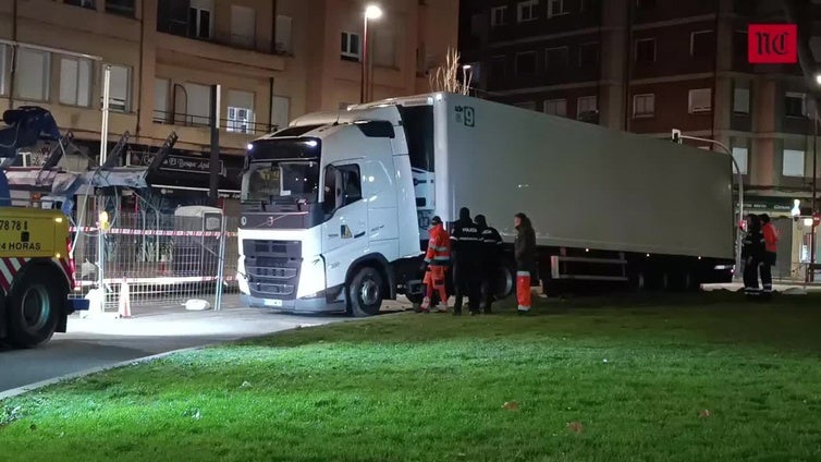 Accidente de un camión en la Plaza Circular de Valladolid