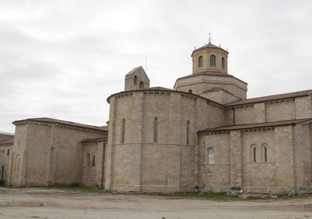 Imagen principal - Arriba, el monasterio de Santa María en Valbuena de Duero en la actualidad. Abajo, planos de los campos de concentración de Medina de Rioseco y noticia en El Norte de Castilla.