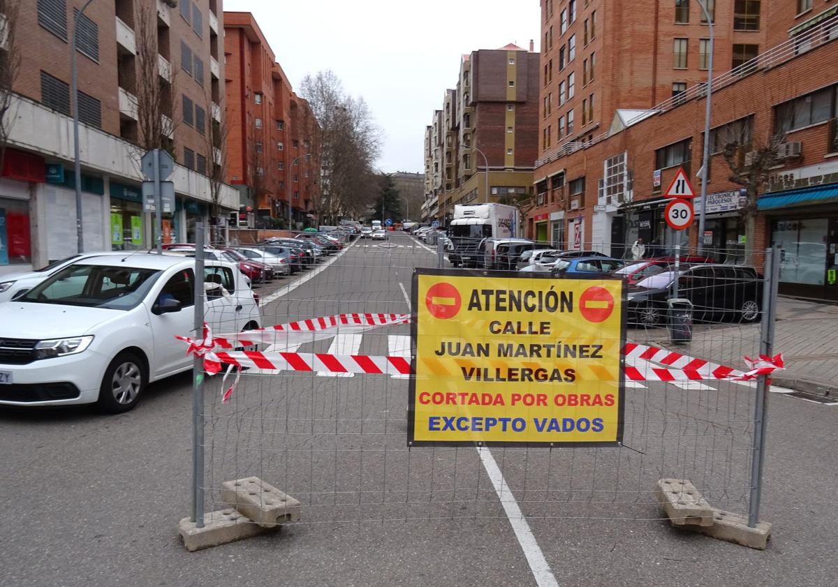 Imagen principal - Arriba, corte del acceso a Juan Martínez Villergas. Debajo, a la izquierda, carril cortado de acceso a Amadeo Arias. A la derecha, el carril abierto en la salida de Adolfo Miaja de la Muela a Hernando de Acuña y Doctor Villacián.