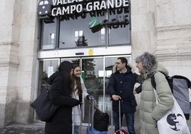 Usuarios de tren en la puerta de la estación Campo Grande de Valladolid.