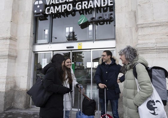 Usuarios de tren en la puerta de la estación Campo Grande de Valladolid.