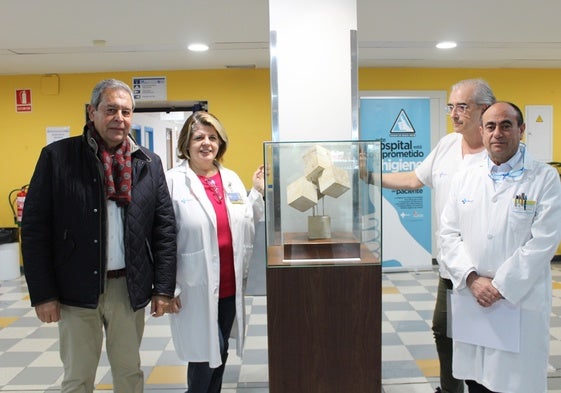 Miguel Hernández junto a Paz de la Torre, directora médica; Miguel Ángel Arija, director de Enfermería, y José Antonio Arranz, gerente del Hospital