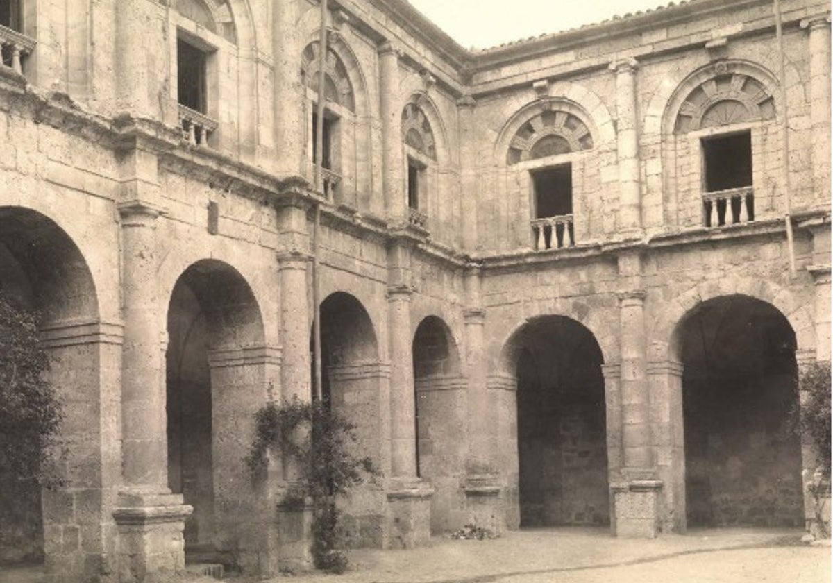 Claustro del monasterio de La Santa Espina en los años 50.