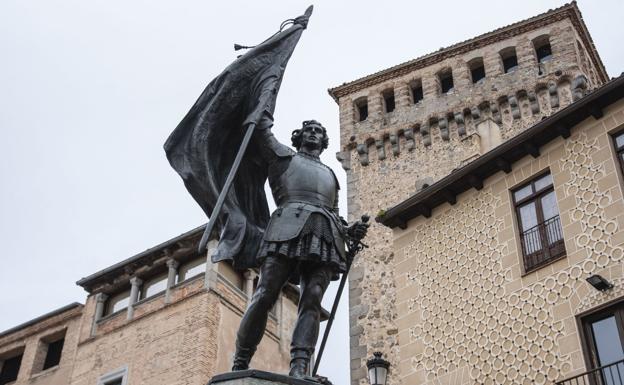 La estatua de Juan Bravo, este miércoles, ya sin los andamios que cubrían los trabajos de restauración.