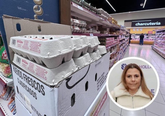 Estantería de huevos en un supermercado. A la derecha, Isabel del Amo.