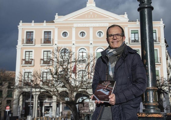 Manuel Pacheco, con el libro sobre los premios de la Gala del Deporte.