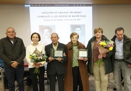 Los homenajeados junto a sus hijos.