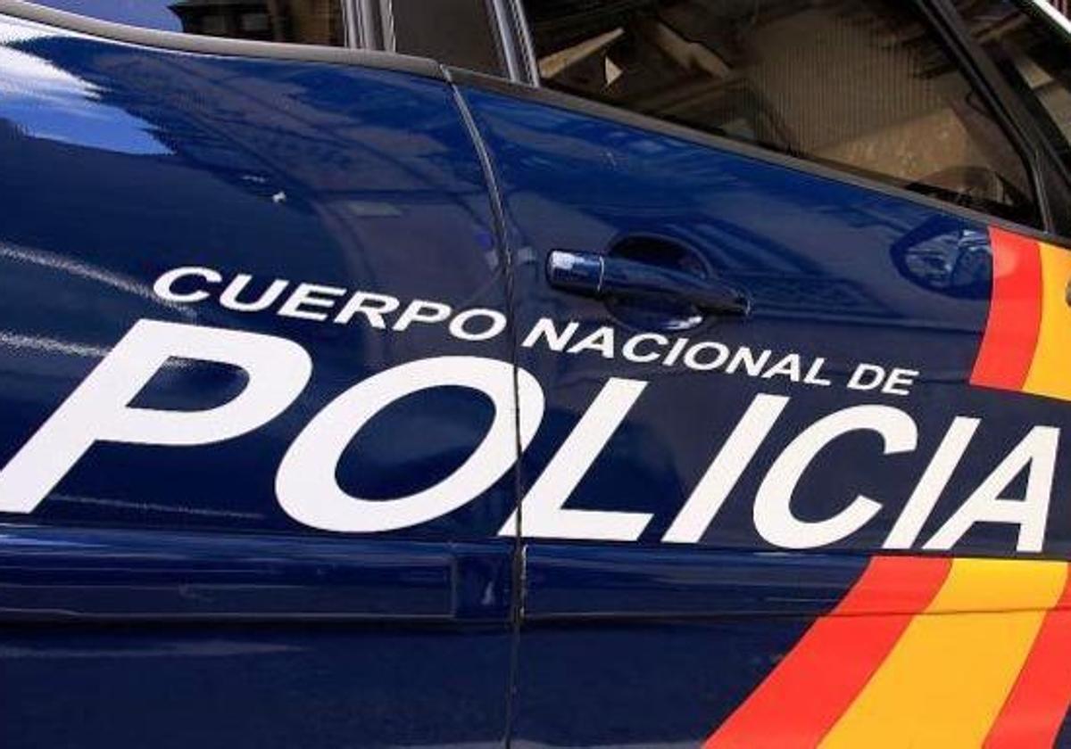 Detenidos por romper con un hacha la puerta de una tienda para robar