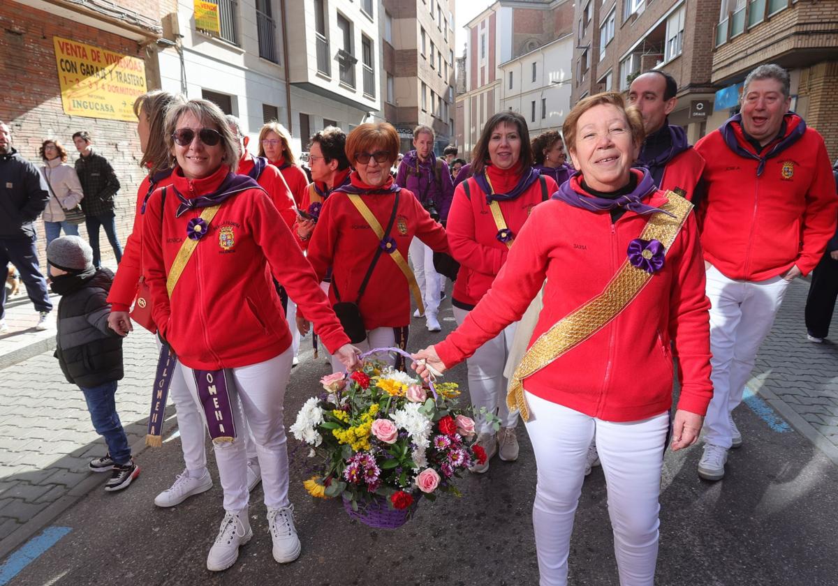 Peñistas de La Filomena, en la procesión de las Candelas del pasado año.