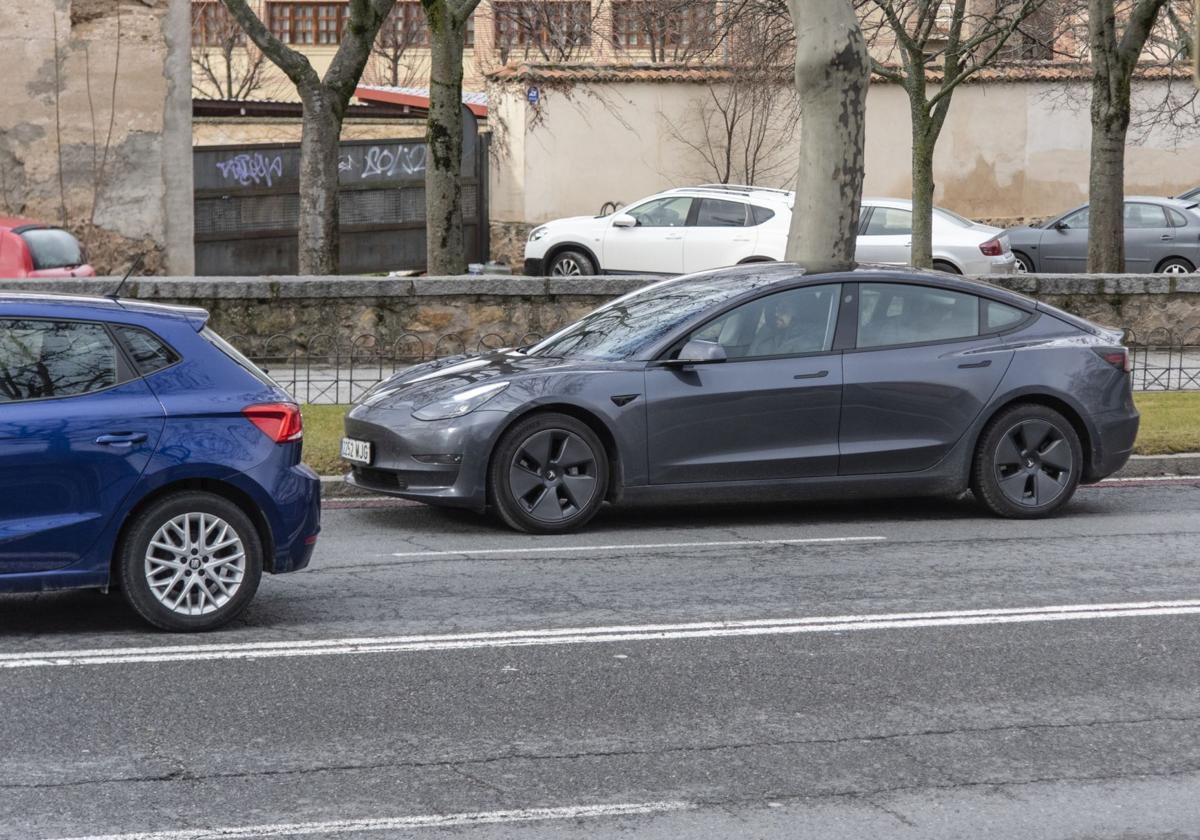 Un vehículo eléctrico parado frente a un semáforo en Segovia capital.