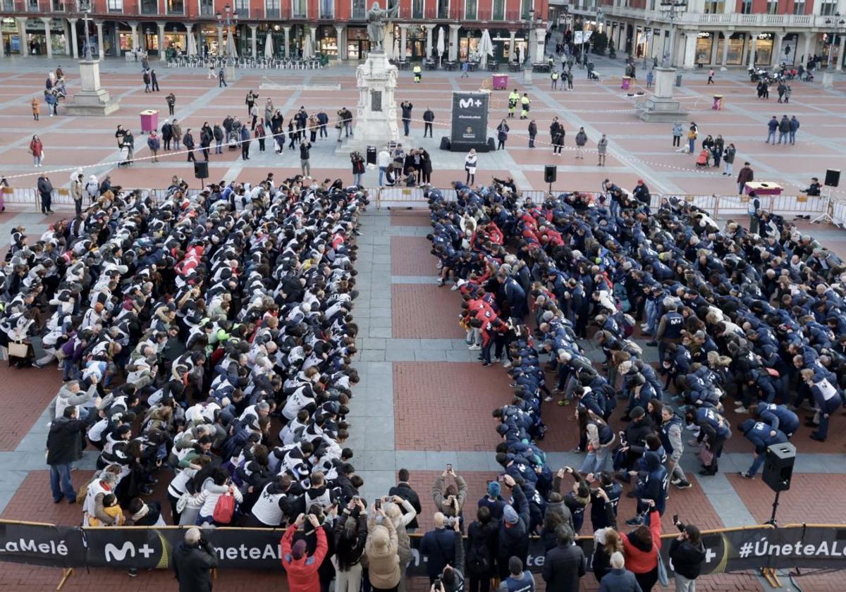 Imagen de los participantes en la melé en la Plaza Mayor de Valladolid.