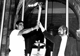 Narciso Suárez y Tomás Rodríguez Bolaños, en la Plaza Mayor de Valladolid, con la antorcha de los Juegos Olímpicos de Barcelona 92.