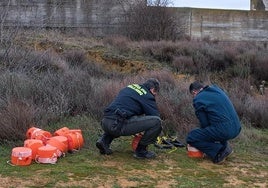 Agentes de la Guardia Civil destruyen las bombas extintoras.