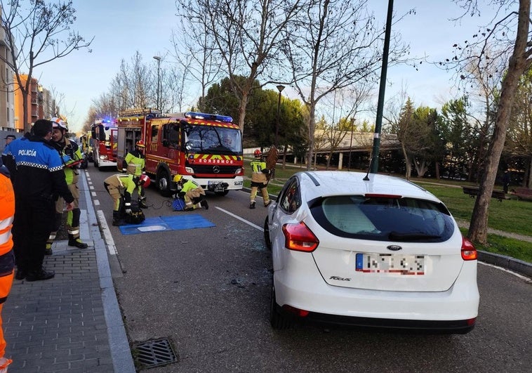 Bomberos y Policía Municipal trabajan en el lugar del siniestro.