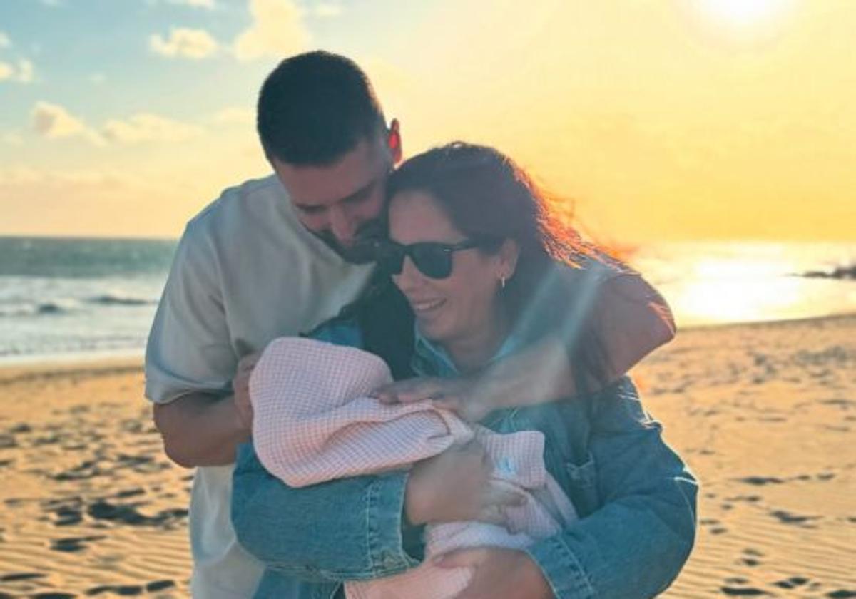 Anabel Pantoja y su pareja David Rodríguez posan en una foto con su hija.