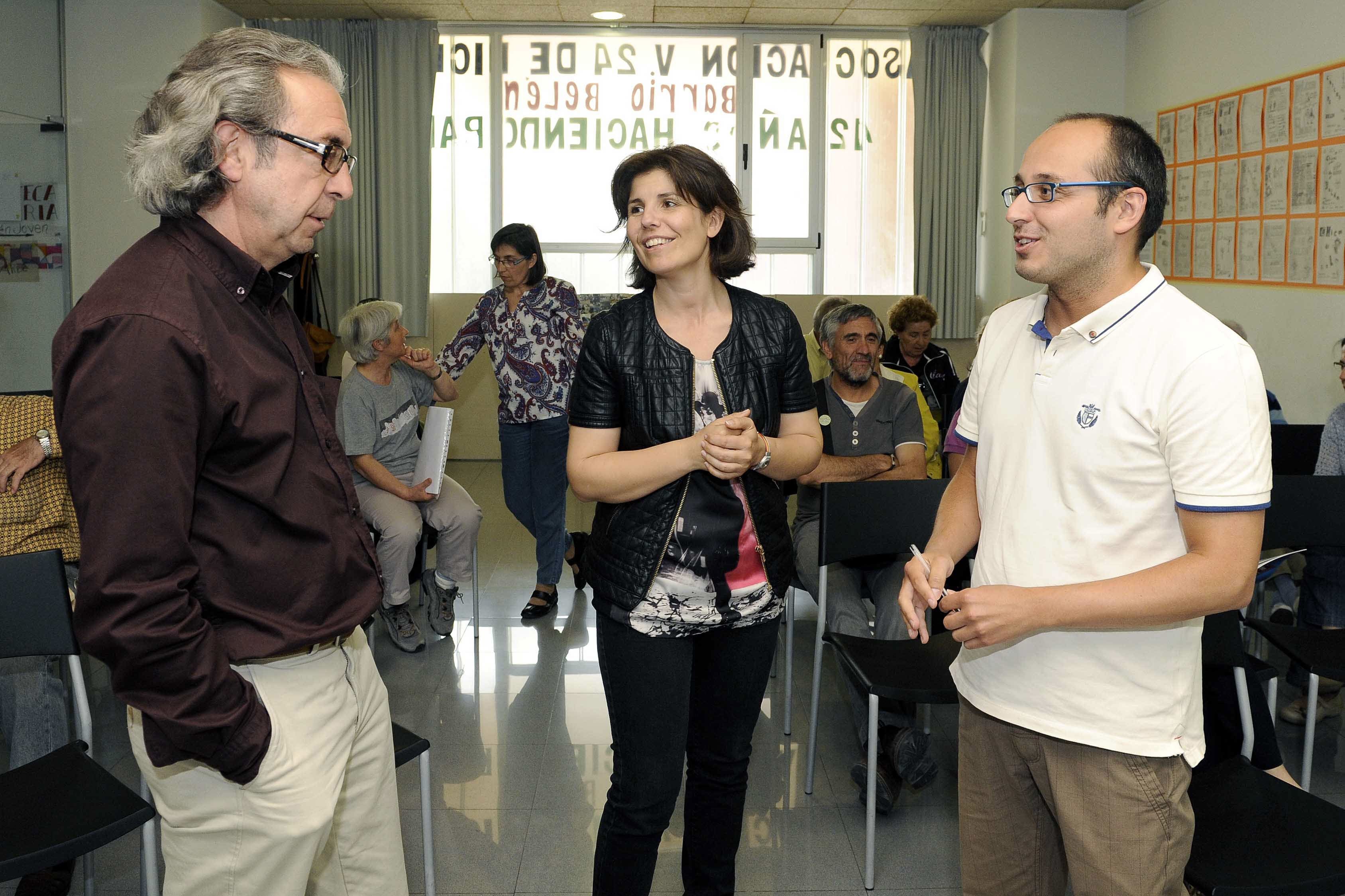 Jesús Anta, la profesora de la Universidad de Valladolid Pilar Sánchez y el periodista de El Norte de Castilla Víctor Vela, durante una mesa redonda sobre medios de comunicación y movimientos vecinales y ciudadanos organizada con motivo de la Semana Cultural del barrio Belén en el año 2014.