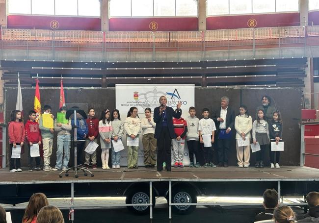 Alumnos y profesores de los cinco centros arroyanos de primaria se dieron cita en Arroyo Esfera para celebrar el Día de la Paz