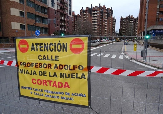 Cartel que anuncia el corte del acceso a la calle Adolfo Miaja de la Muela