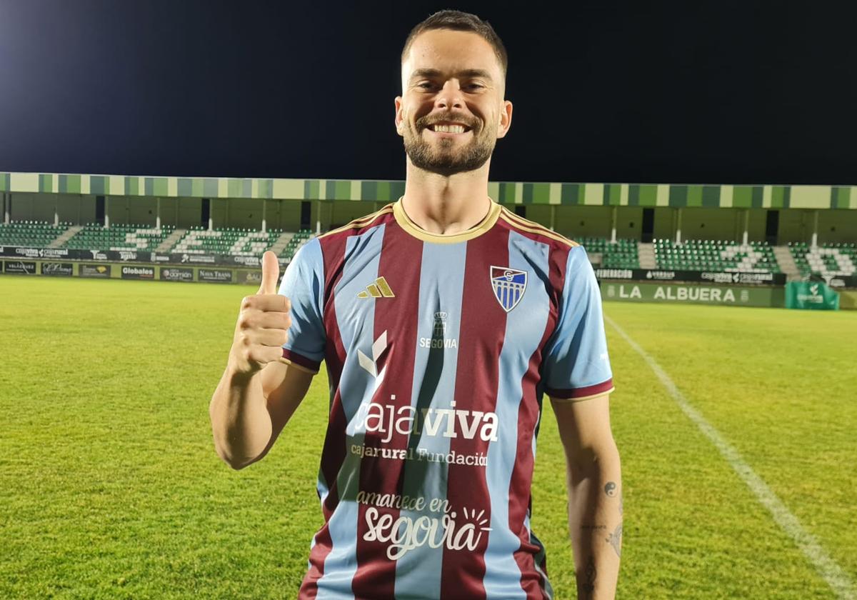 Joshua Farrell, con la camiseta de la Segoviana en La Albuera.