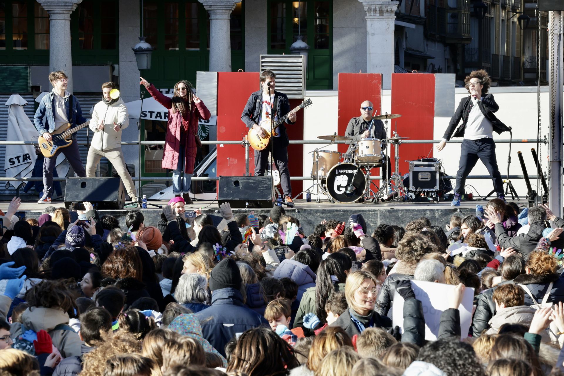 La banda Happening en plena actuación en la Plaza Mayor ante los escolares vallisoletanos