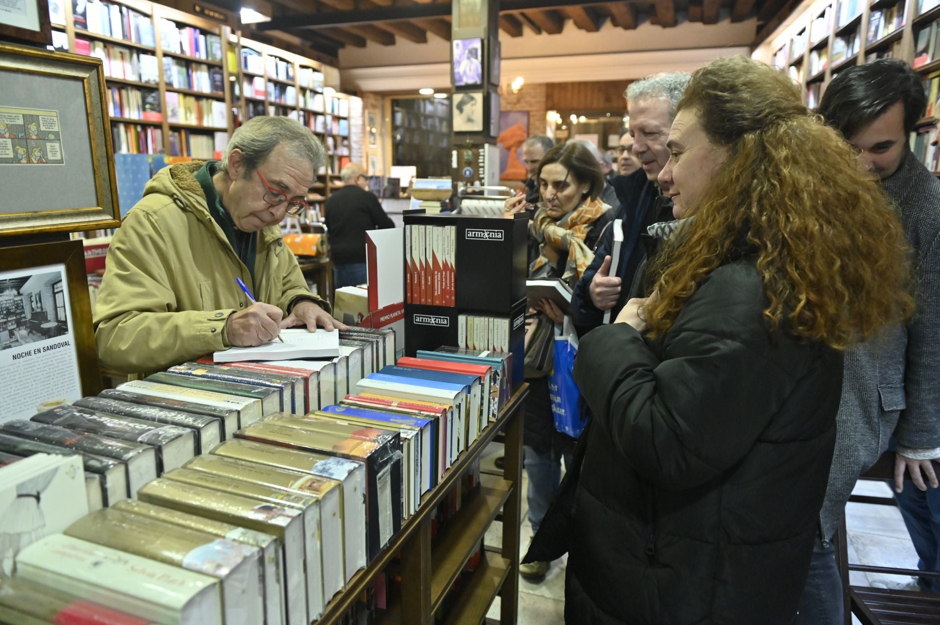 Jesús Anta firma algunos ejemplares durante la presentación de uno de sus libros en 2023.