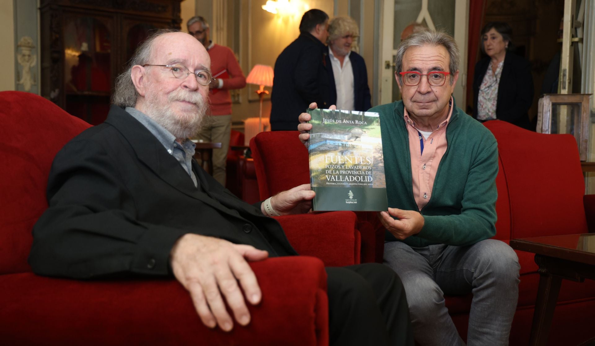 El músico Joaquín Díaz y Jesús Anta se fotografían juntos en noviembre de 2024 durante la presentación de 'Fuentes, pozos y lavaderos de la provincia de Valladolid', obra del segundo de ellos.