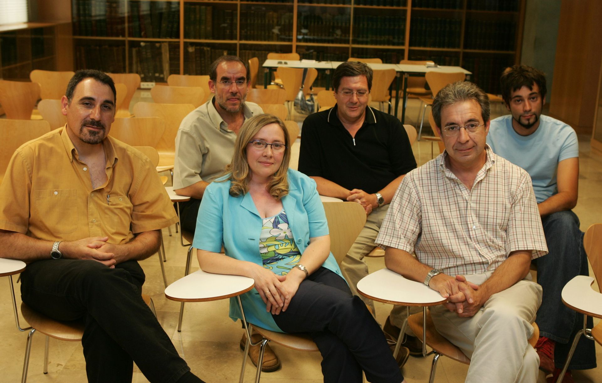 De izquierda a derecha, Alfonso Sánchez, Pompeyo Velasco, Mayte Martínez, Javier Gutiérrez, Jesús Anta y Daniel García, responsables de Izquierda Unida en la provincia de Valladolid, durante una visita a las instalaciones de El Norte de Castilla en 2004.