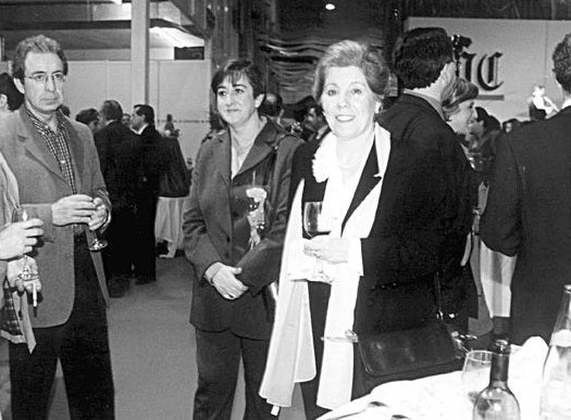 Jesús Anta, a la izquierda de la imagen, posa para una fotografía tomada durante la entrega de los premios El Norte de Castilla junto a la concejala de Izquierda Unida Rosa Sandoval y Carmen González, de la Federación de Vecinos.