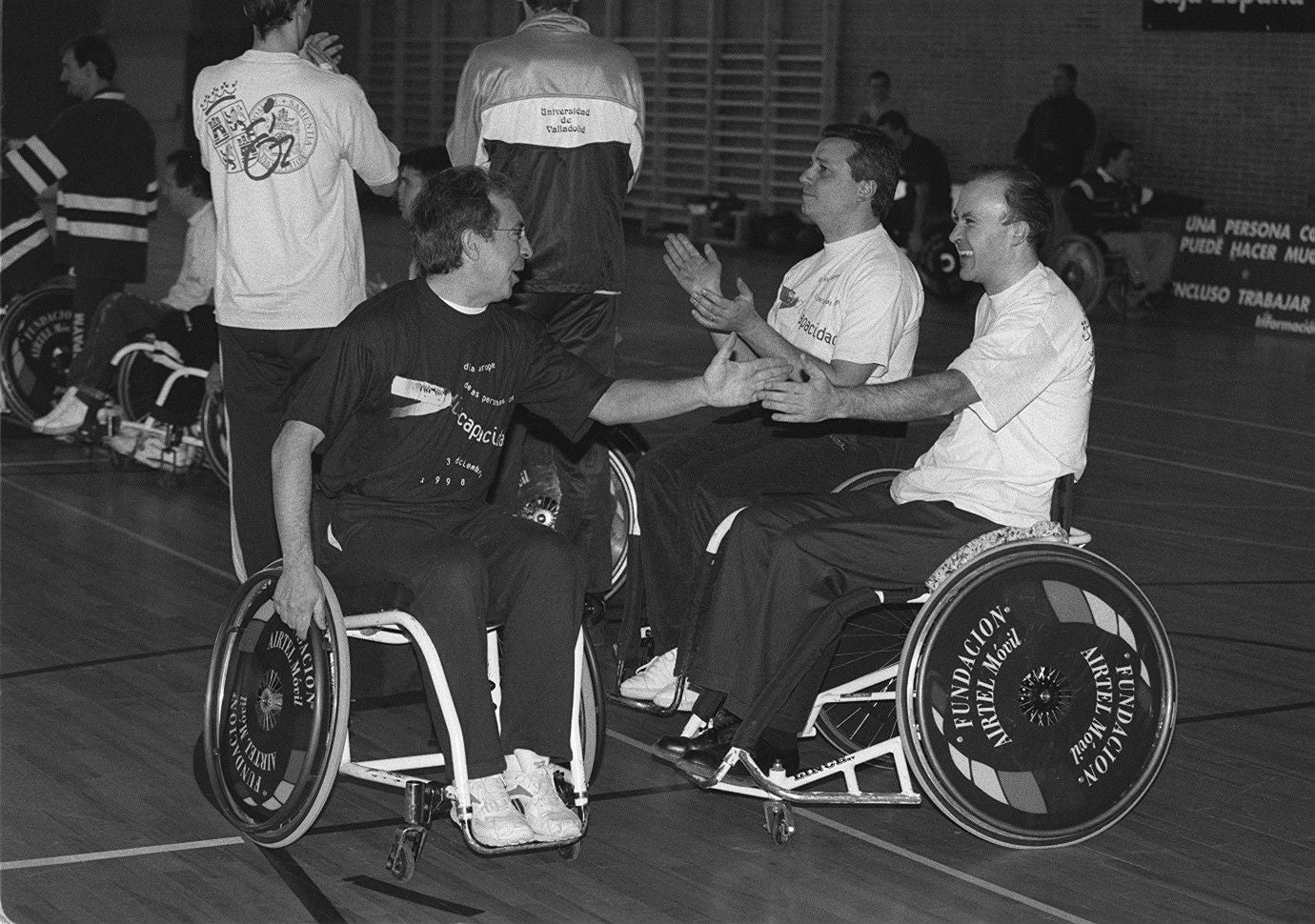 Jesús Anta, a la izquierda de la imagen, se saluda con Ramiro Ruiz Medrano antes de jugar un partido de baloncesto en silla de ruedas durante el Día Europeo de las personas con discapacidad de 1998.