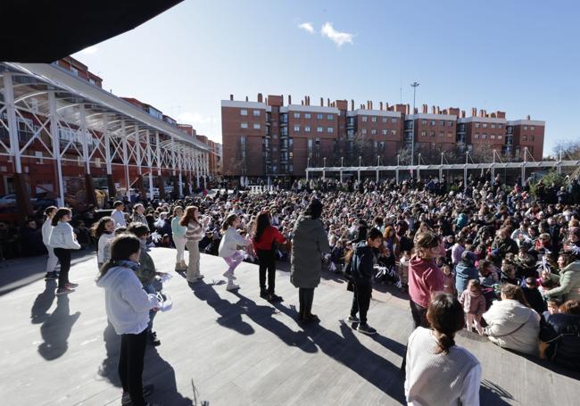 Los colegios e institutos del barrio de la Victoria y Huerta del Rey abarrotaron la Plaza de la Solidaridad llenándola de mensajes de paz y tolerancia