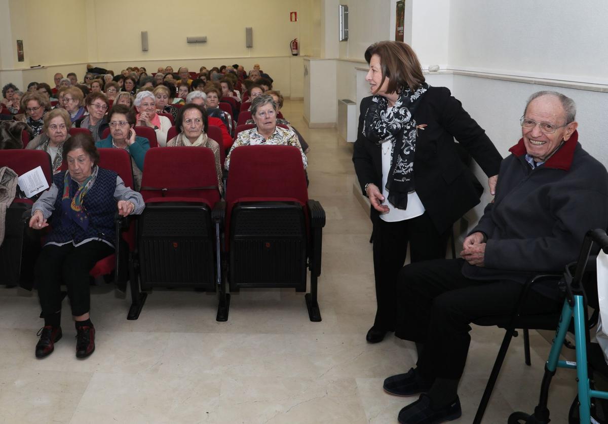 Blanca Díez y el misionero Ángel Becerril, en la asamblea de Manos Unidas.