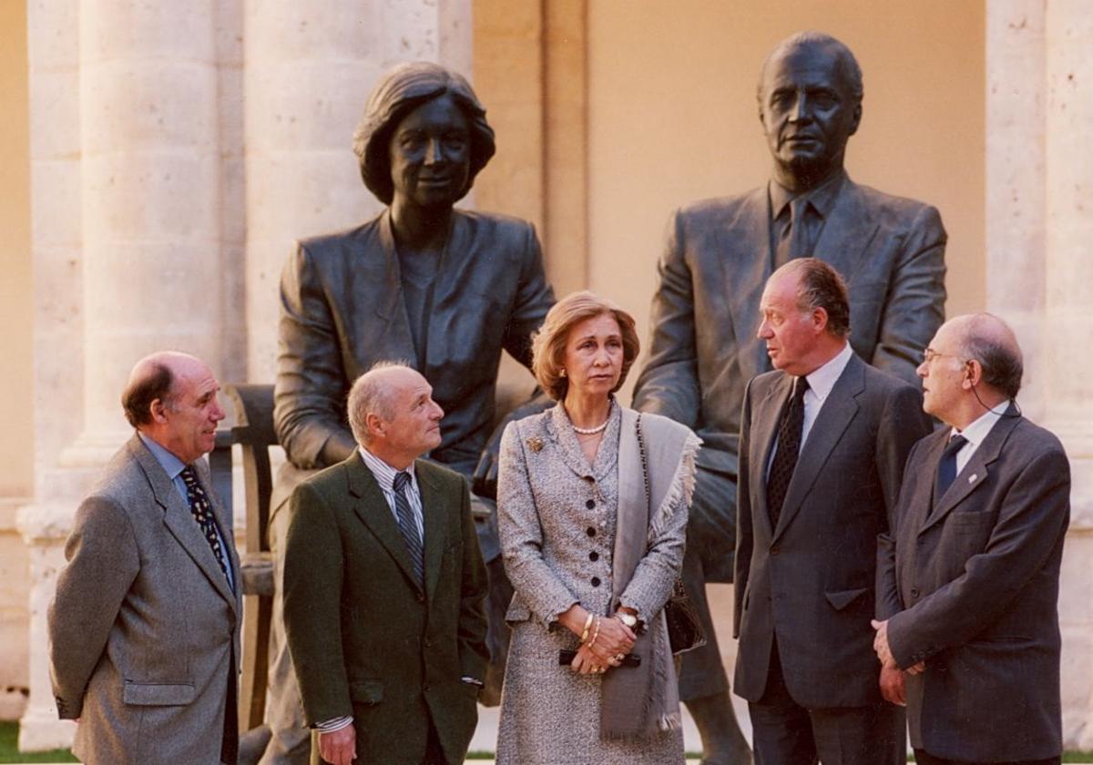 Los reyes acompañados de los artífices de la creación de sus réplicas en bronce en el Patio Herreriano.