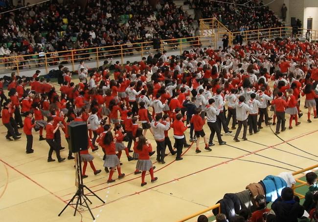 Los alumnos del San Agustín en el polideportivo, durante una jornada muy especial en la que recrearon el Camino de Santiago