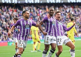 Anuar (izquierda)y Lucas Rosa (derecha) celebran el gol de penalti de Mamadou Sylla (centro) ante el Villarreal en la primera vuelta en Zorrilla (derrota local por 1-2)