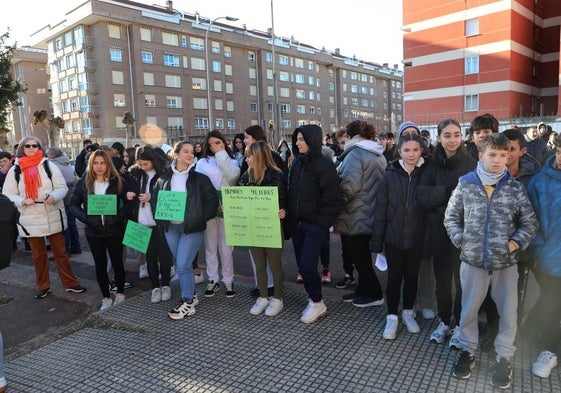 Los alumnos del Trinidad Arroyo, en el acto por la paz.