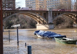 El agua aún cubre los paseos inferiores del Pisuerga antes del puente de Poniente.