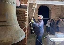 El vecino Félix Fernández, a sus 82 años, volvió a tocar las campanas