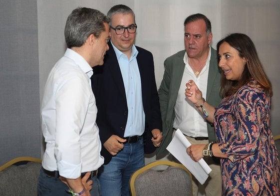 La alcaldesa conversa con el presidente de Vamos Palencia, Diego Isabel La Moneda, junto a Domi Curiel y al socialista Antonio Casas, tras la firma del acuerdo de gobierno, en junio de 2023.